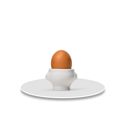 Gekookt eitje in porseleinen eidopje
